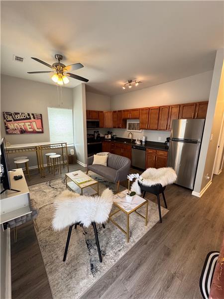 Photo - 321 W 31st St