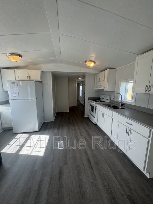 Photo - 252 Friendly Cir