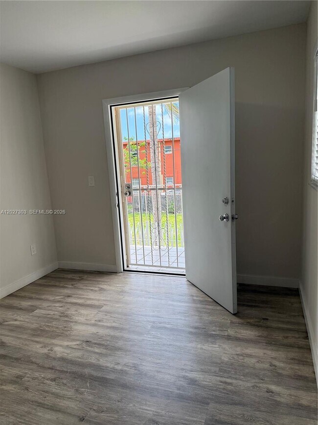 Photo - 1580 SW 2nd St Unit 4