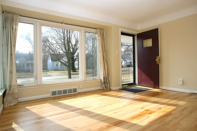 Photo - 233 De Villen Ave