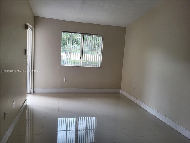 Building Photo - 1250 SE 28th Ct Unit 205 Rental