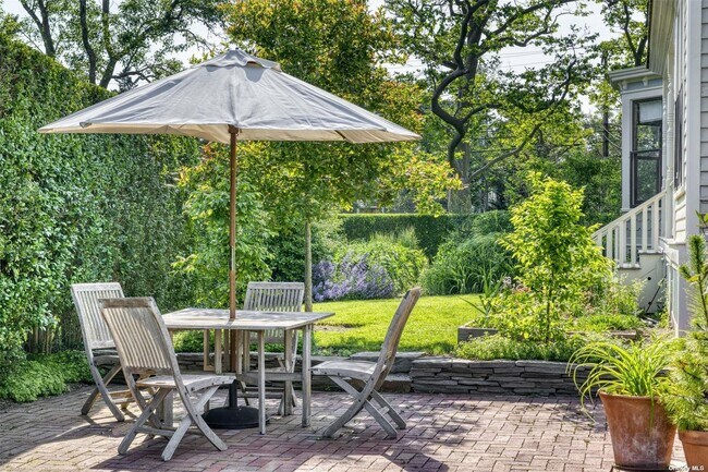 Photo - 1855 Village Ln