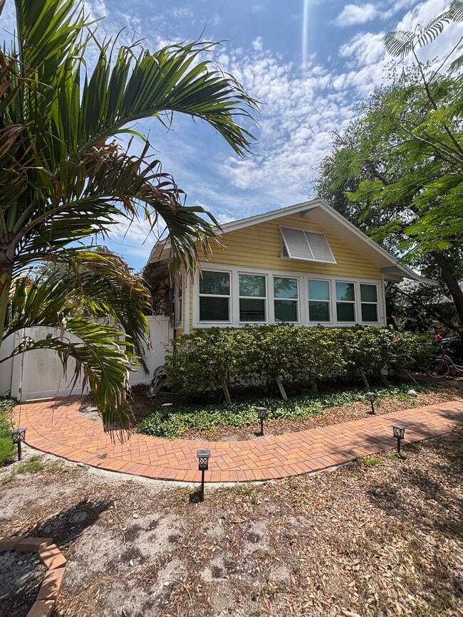 Building Photo - 1 Bed/1 Bath - Unit 12