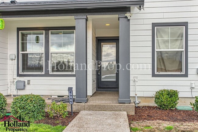 Photo - Stylish 2- Bedroom Home in Hillsboro with Outdoor Oasis and Modern Finishes!