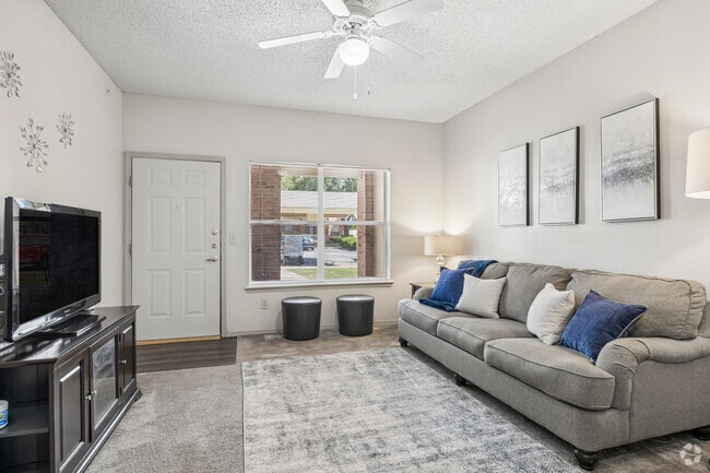 1BR, 1BA - 667SF - Living Room