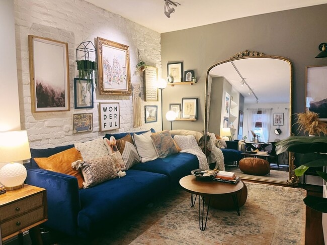 Building Photo - Gorgeous 2-Bed Townhome in Pennsport! Available on NOW!