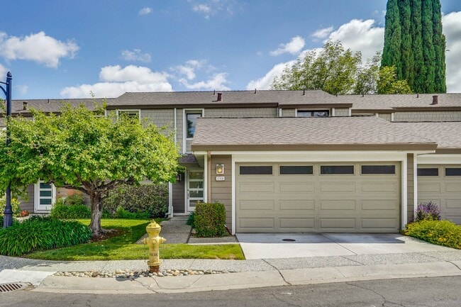 Large 3 Bed 2.5 Bath Townhome walking dist... - Large 3 Bed 2.5 Bath Townhome walking dist...