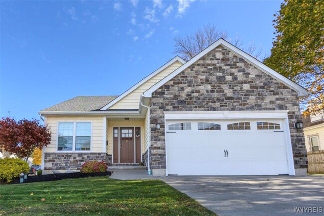 Building Photo - 105 Pine St