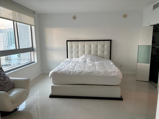 Photo - 90 SW 3rd St Unidad 2111