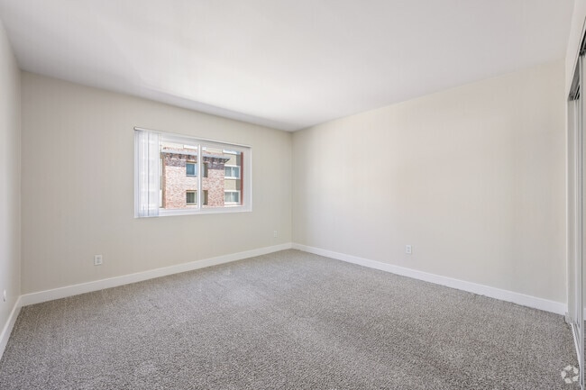 2BR, 2BA - 1050SF - Primary Bedroom