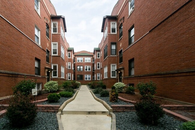 Building Photo - 4431 N Wolcott Ave Unit J07W