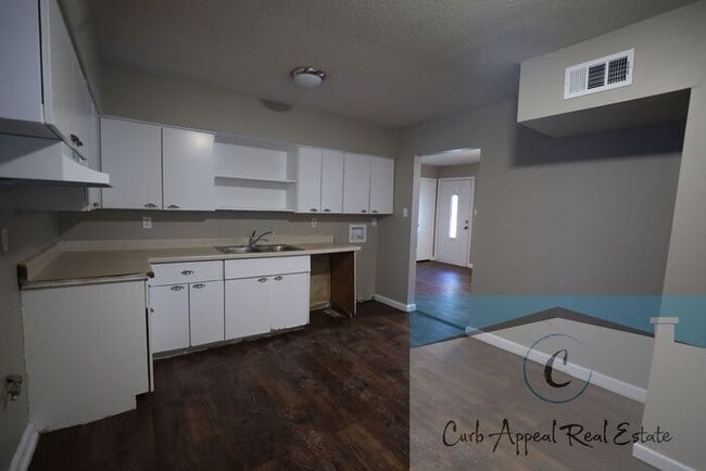 Photo - Move in special $900!! Recently renovated ...