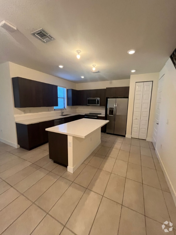 Building Photo - 8154 NW 114th Pl Rental