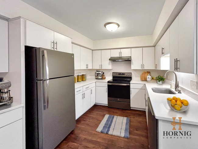Building Photo - Stunning views. Serene atmosphere. Superb ... Unit 6310V