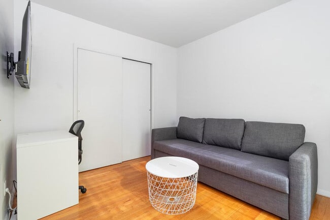 Building Photo - 224 E 95th St Rental