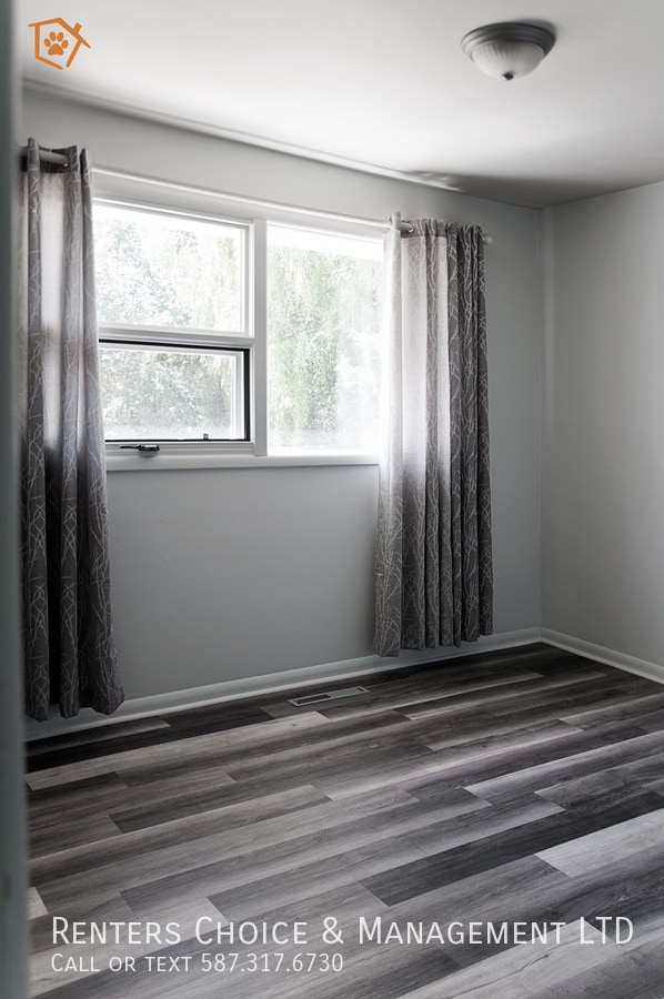 Photo - Dog Friendly Main Floor Suite with Fenced Yard & Driveway Parking