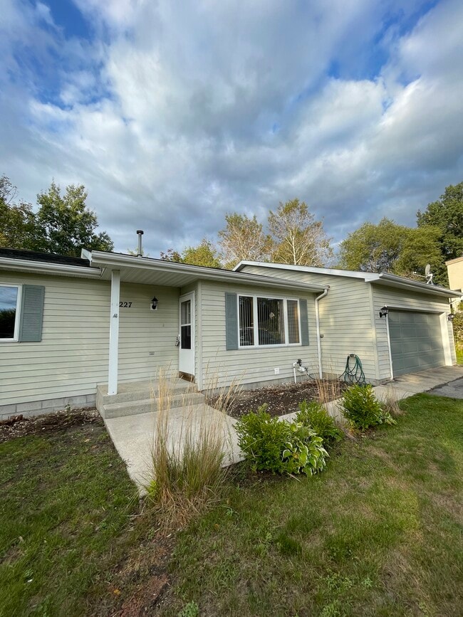 Building Photo - 4227 Summerhill Rd Rental