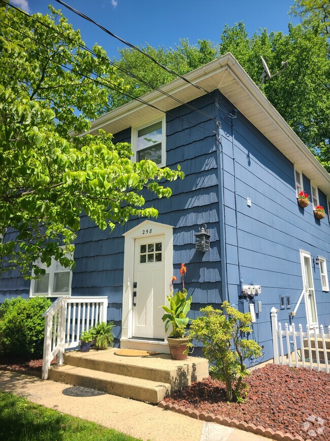 Building Photo - 258 Evergreen Ave Unit 2 Rental