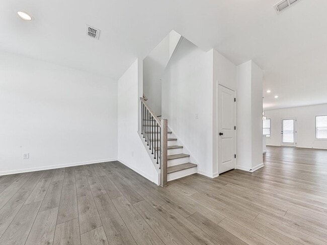 Photo - 611 Elwick Ln