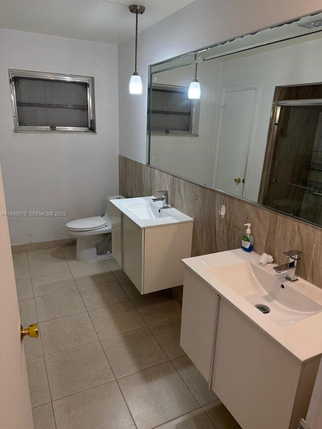 Photo - 301 186th St