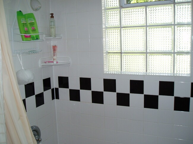 Photo - 5211 N Santa Monica Blvd