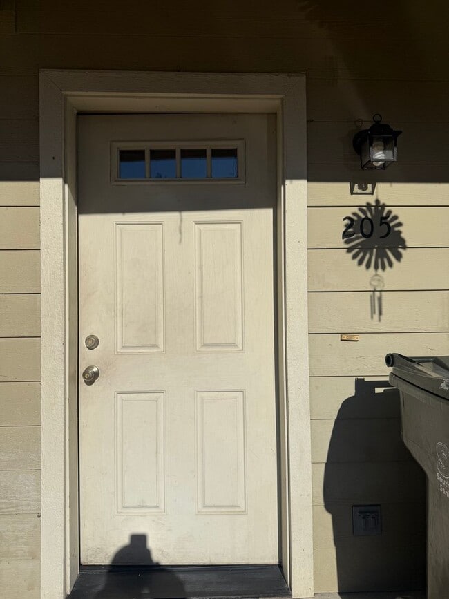 Building Photo - 2BED 2.5 BATH - TOWNHOME IN A QUIET NEIGHBORHOOD