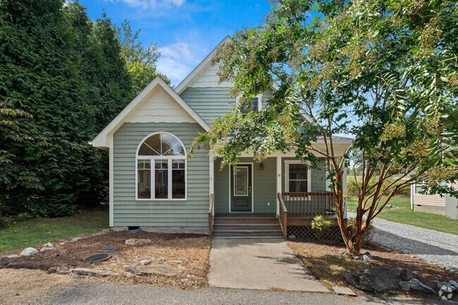 Building Photo - Charming Two-Level House in Candler