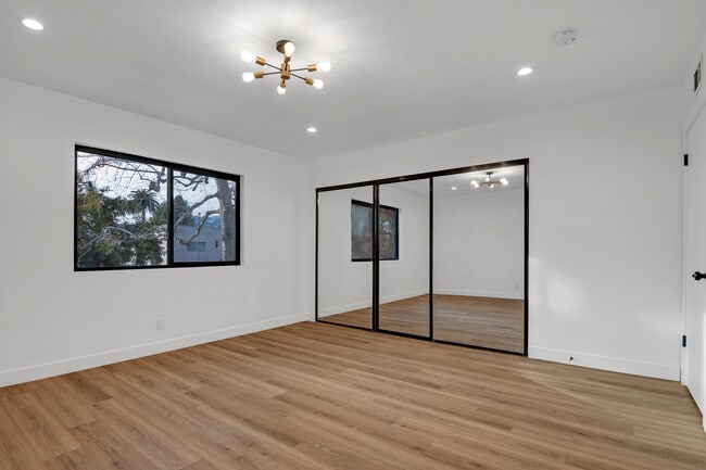 Photo - 950 Havenhurst Dr