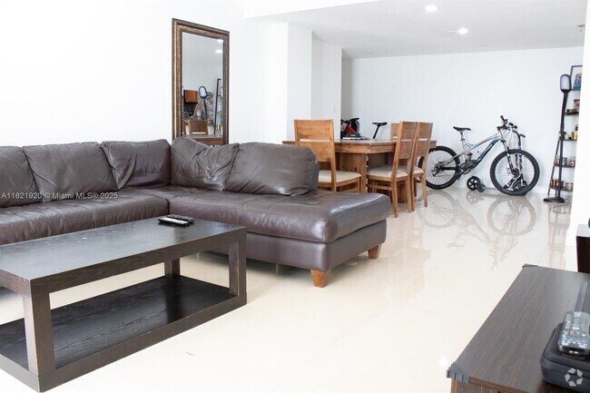 Building Photo - 1621 Collins Ave Unit 310 Rental