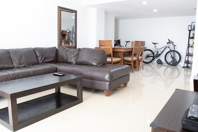 Photo - 1621 Collins Ave Unidad 310 Rental
