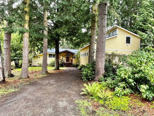 Building Photo - Well Maintained, Cozy, Furnished, Hansville Home on 3/4 Acre Lot!