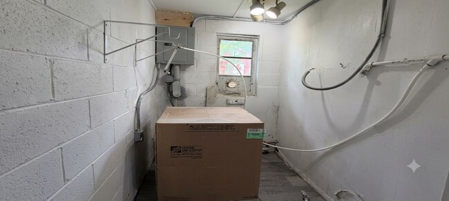 Photo - 305 W 7th St