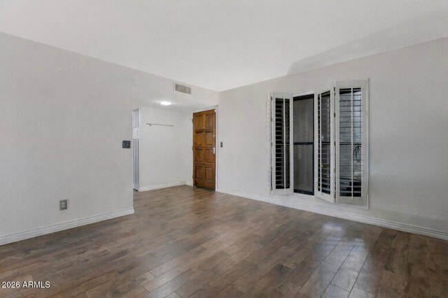 Building Photo - 5102 N 31st Pl Unit 412