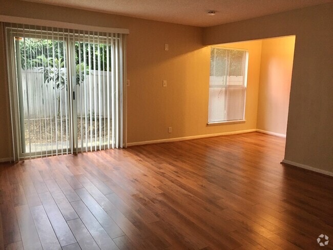 Building Photo - Great 2 bed, 1.5 Bath Condo with Garage in...