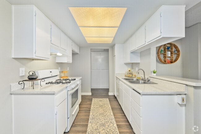 2BR, 2BA - 1060SF - Kitchen
