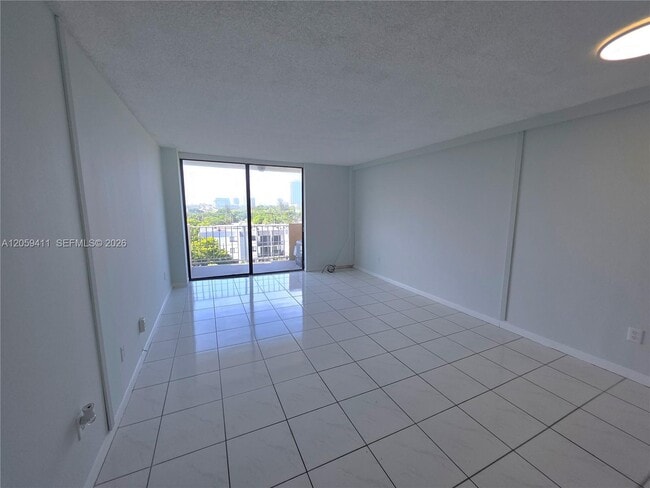 Building Photo - 2350 NE 135th St Unit 602