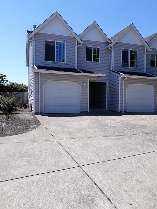 Building Photo - 1458 Falcon Loop Unit 1458 Rental