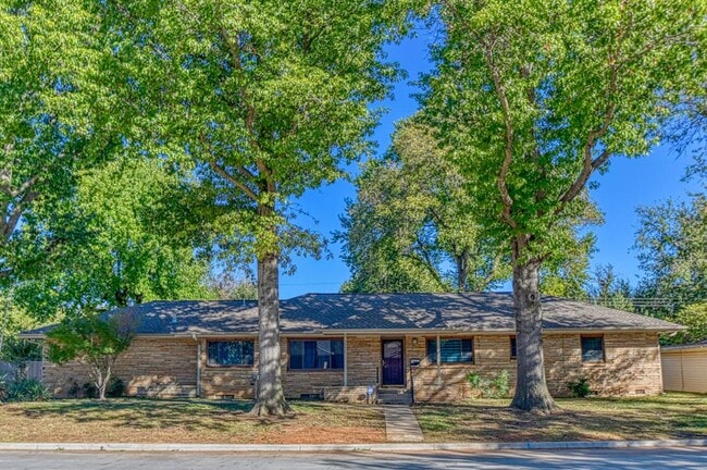 Building Photo - 1221 Cruce St