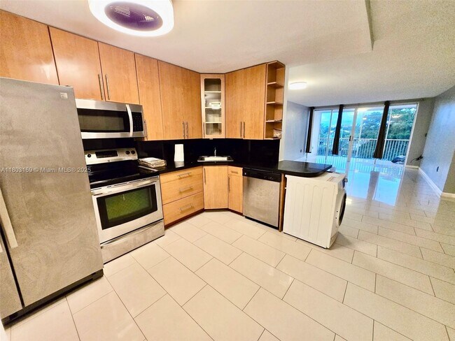 Photo - 2-1782 NE 191st St Unidad 409-2