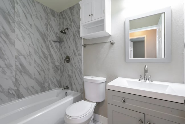 Photo - 10632 Queen St