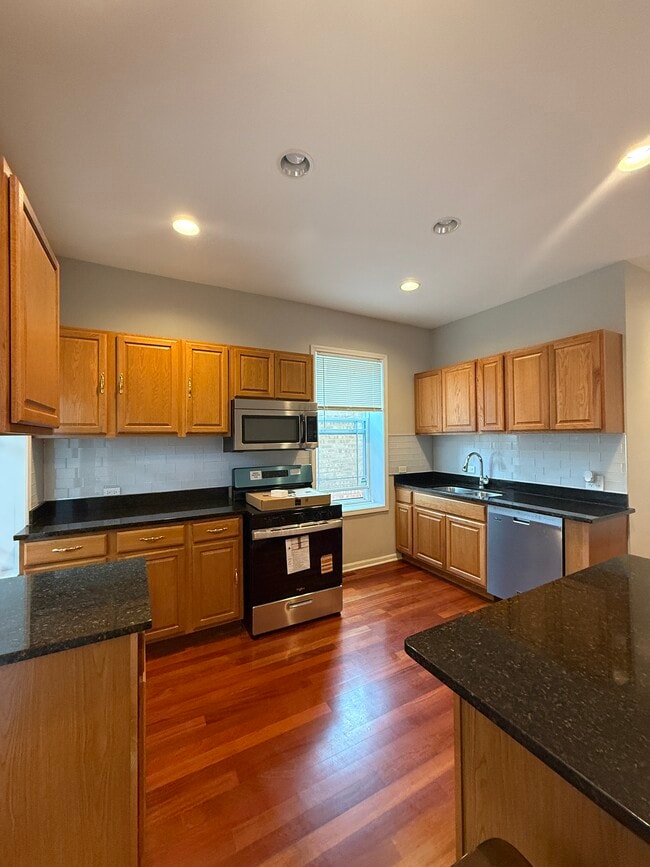 Building Photo - 2216 W Belmont Ave Unit 1