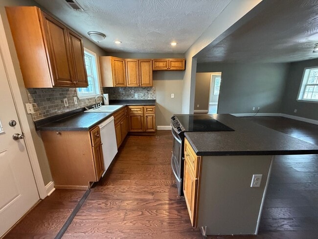 Photo - Spacious 3 Bedroom 2 Bathroom Home Available NOW!