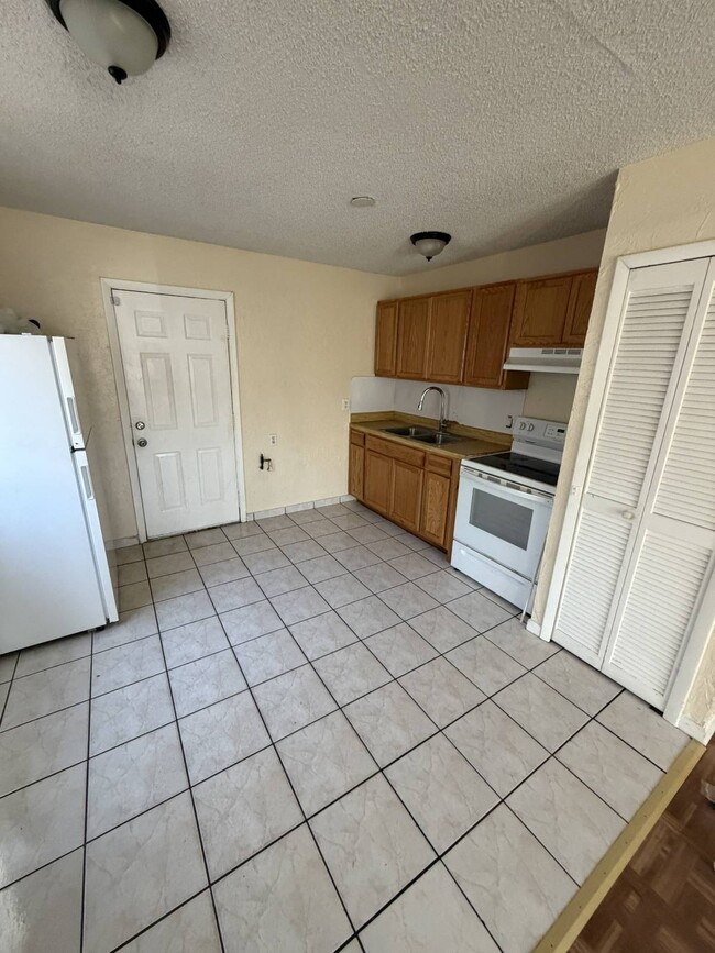 Photo - 320 Blanco Ct