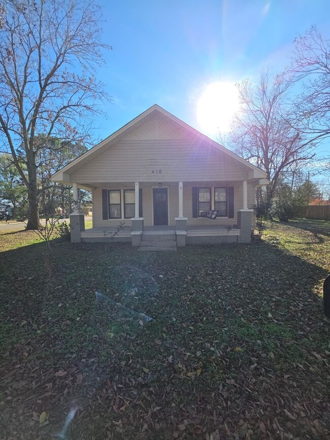 418 E L St