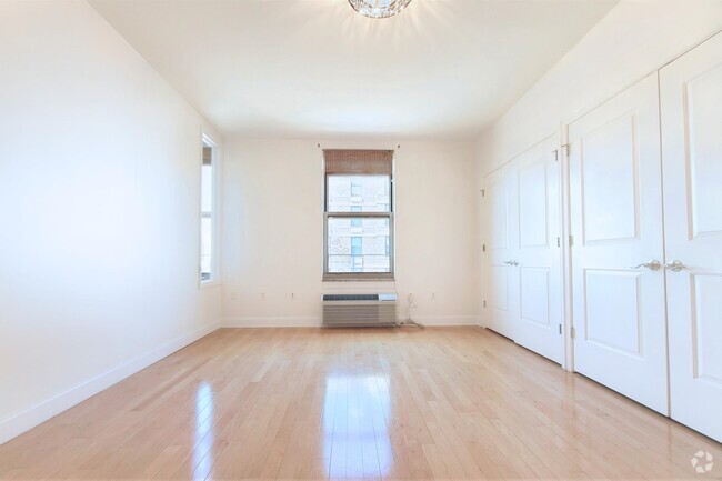 Building Photo - 10 Regent St Rental