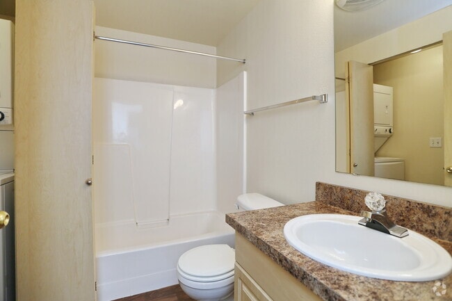2BR, 1.5BA - 870 SF