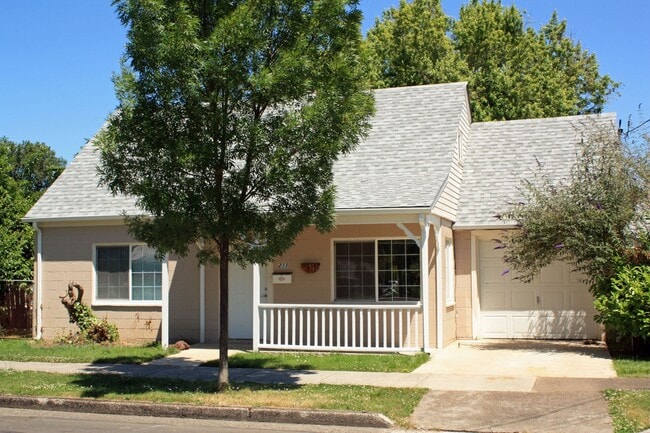 Building Photo - 3-Bedroom 1-Bath (A/C) Private Back Yard - Garage $1,875 (Albany)