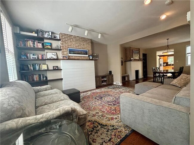 Photo - 2513 Larkins Wy