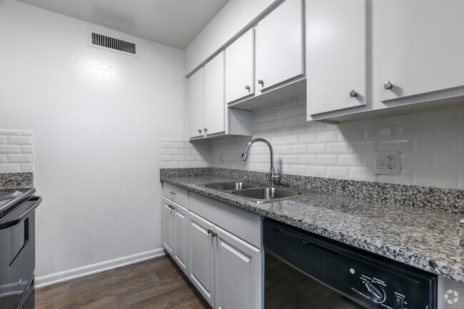 2BR, 1.5BA - 906SF - Kitchen - The Loop