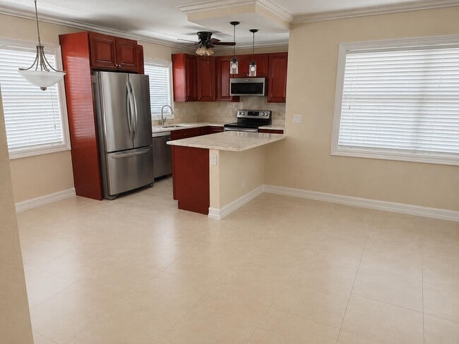 1221 SE 3rd St Unit 4